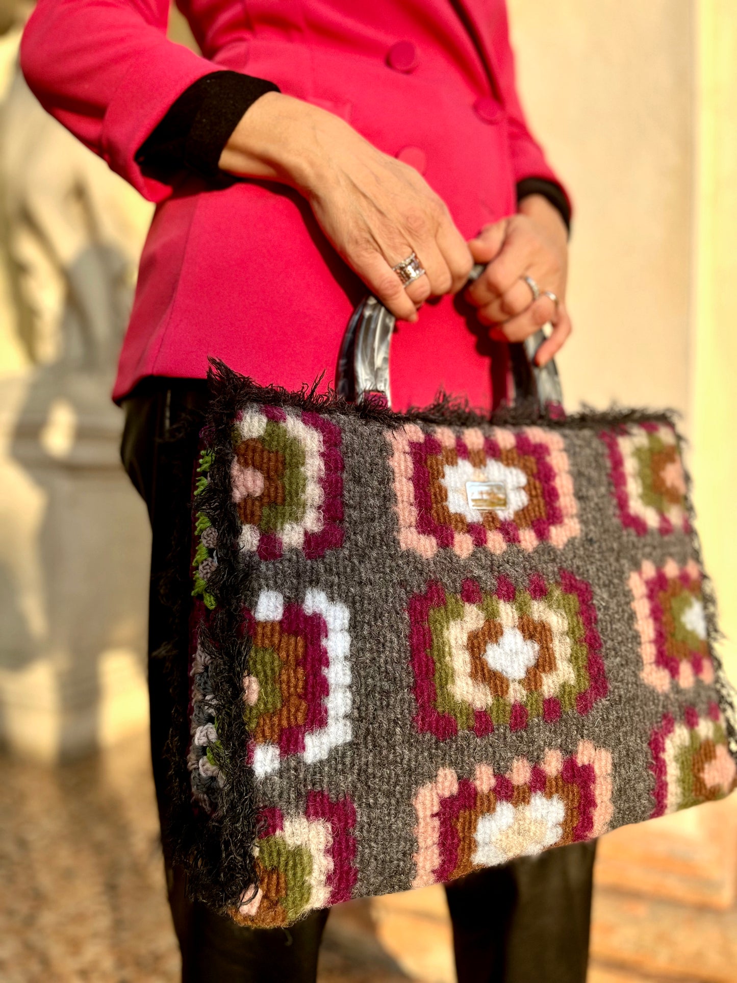 Borsa uncinetto lana e feltro Aurora fucsia vista indossata per comprendere la sua dimensione