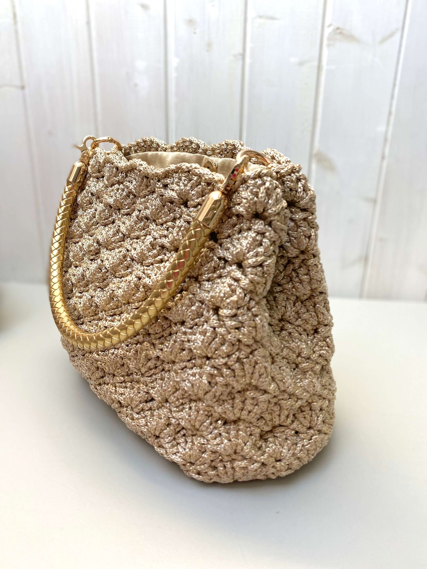 Borsa uncinetto Kira beige dorato, borsa fatta a mano in crochet con manico dorato, fondo elegante.