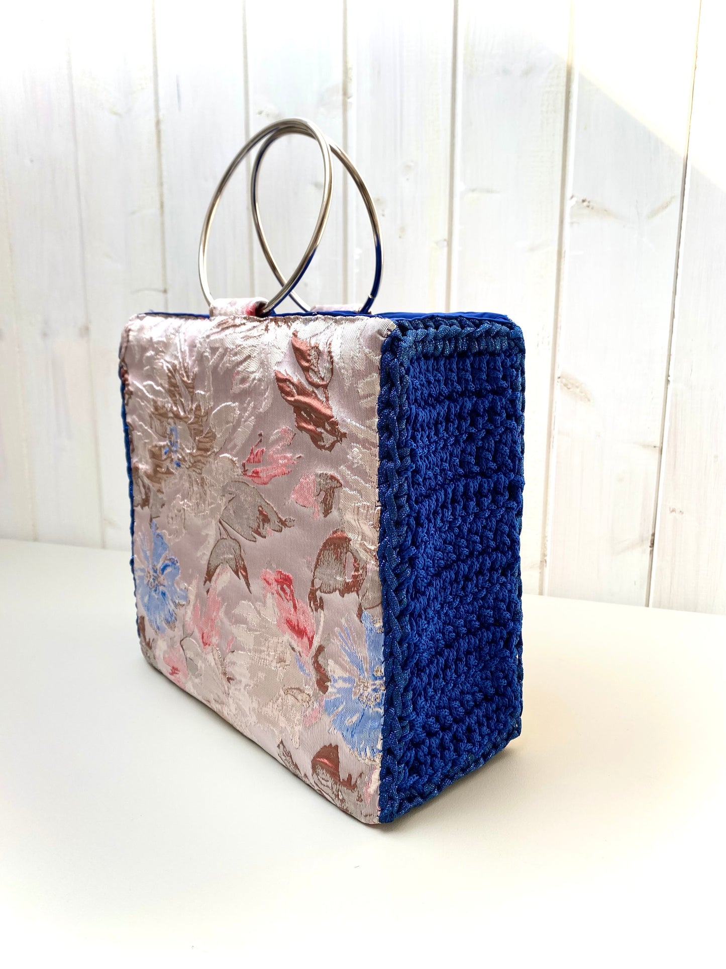Borsa uncinetto a bauletto Chloe blu fianco