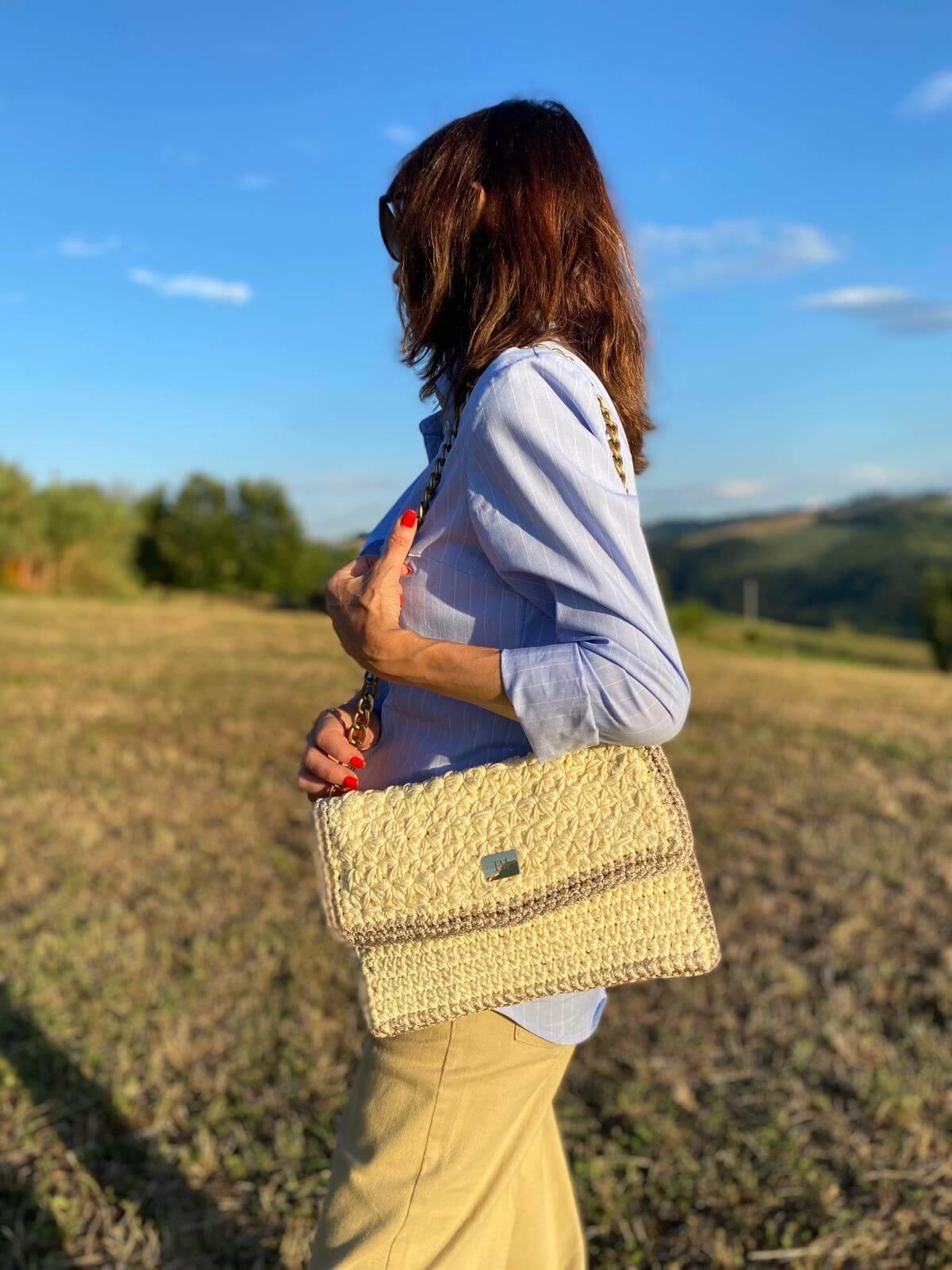 Borsa uncinetto a busta Elsa indossata