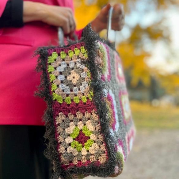 Borsa uncinetto lana e feltro Aurora fucsia dettaglio del fianco lavorato ad uncinetto