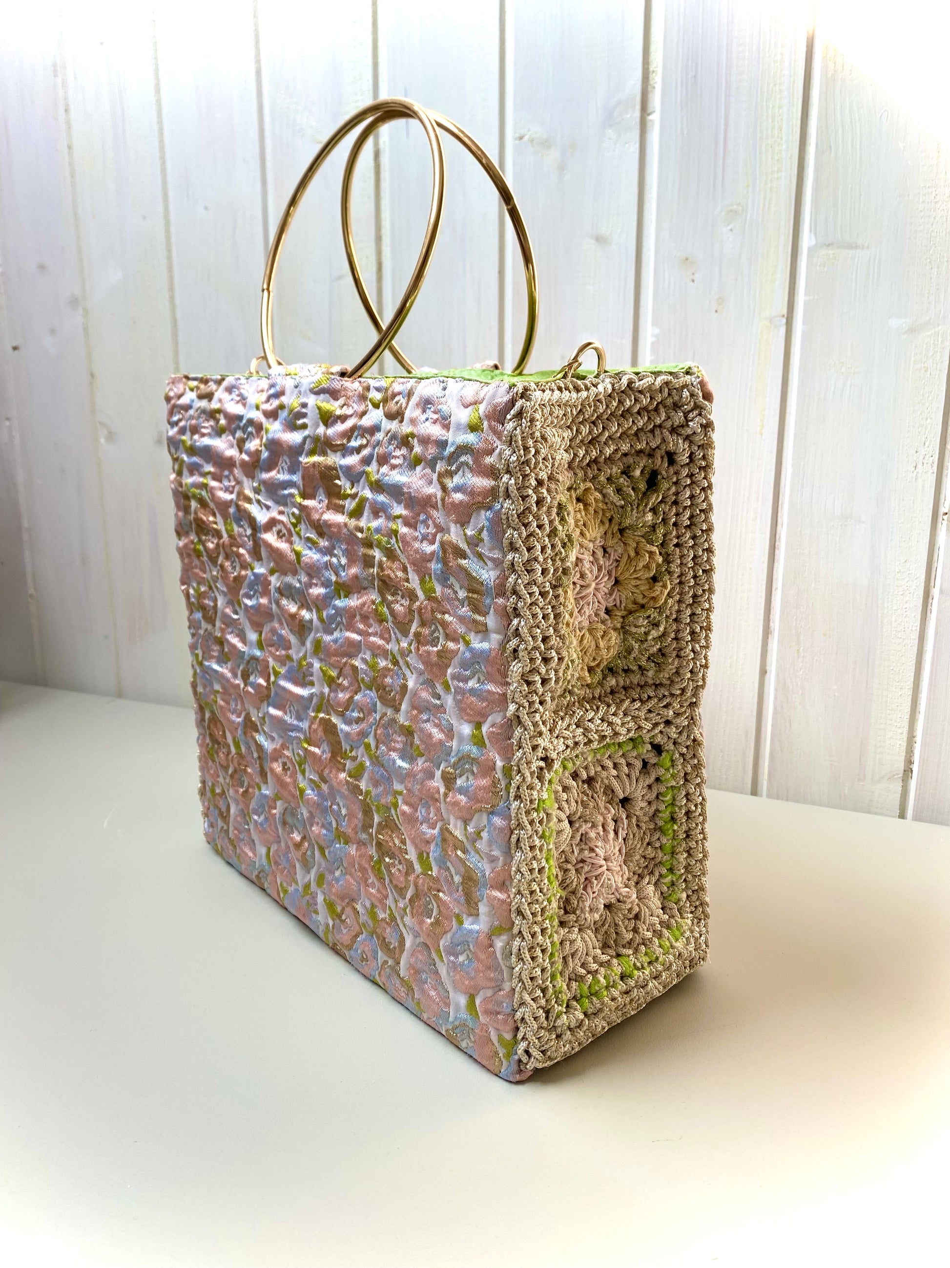 Borsa uncinetto a bauletto Chloe rosa - verde fianchi