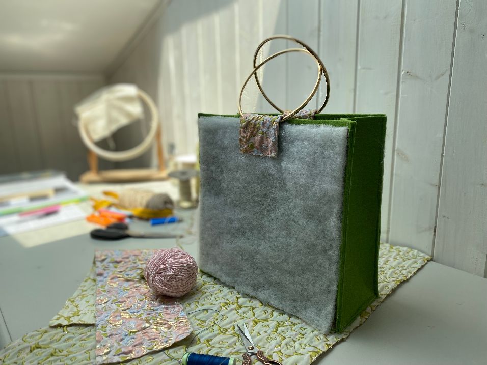 Borsa uncinetto a bauletto Aurora rosa - verde