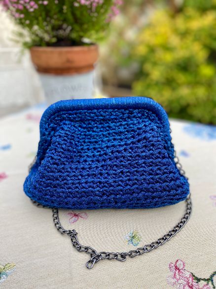 Borsa uncinetto Anya blu reale con catena