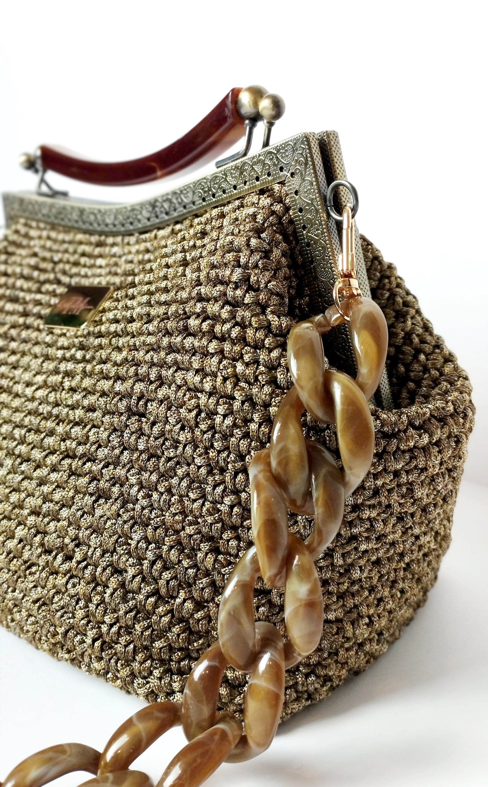 Borsa clutch uncinetto Susanna bronzo particolare catena resina