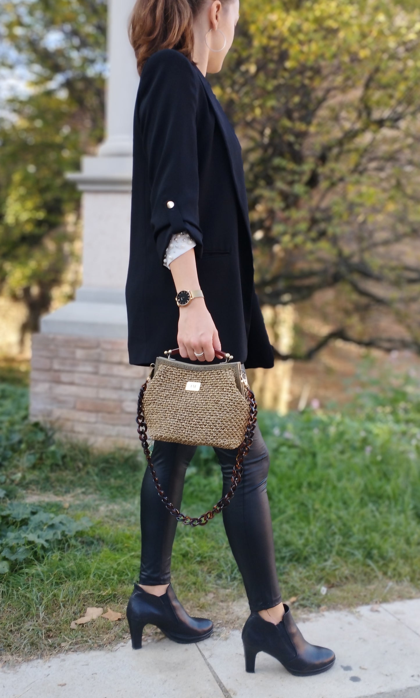 Borsa clutch uncinetto Susanna bronzo indossata a mano da modella 