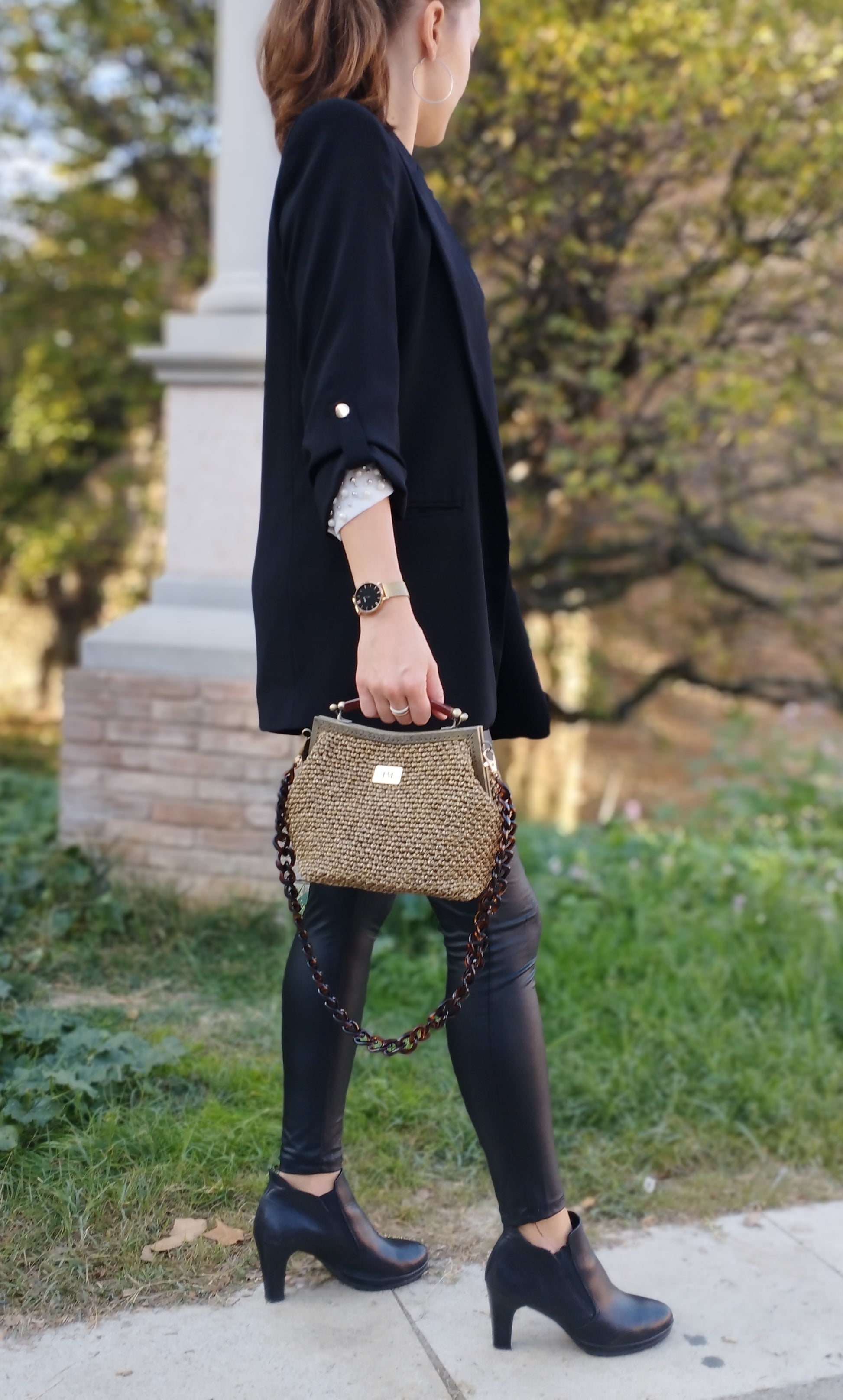 Borsa clutch uncinetto Susanna bronzo indossata a mano da modella 