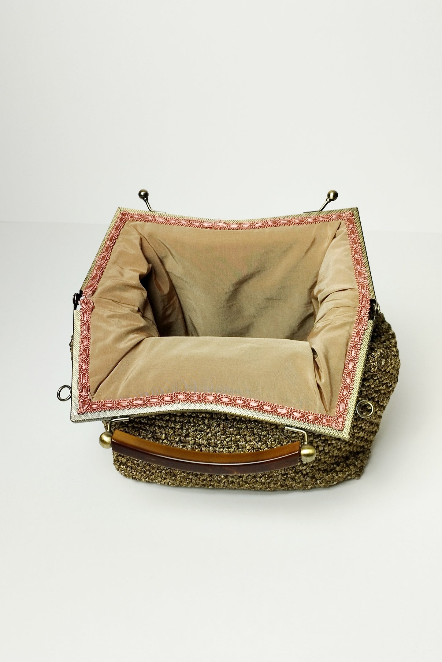 Borsa clutch uncinetto Susanna bronzo aperta con fodera interna