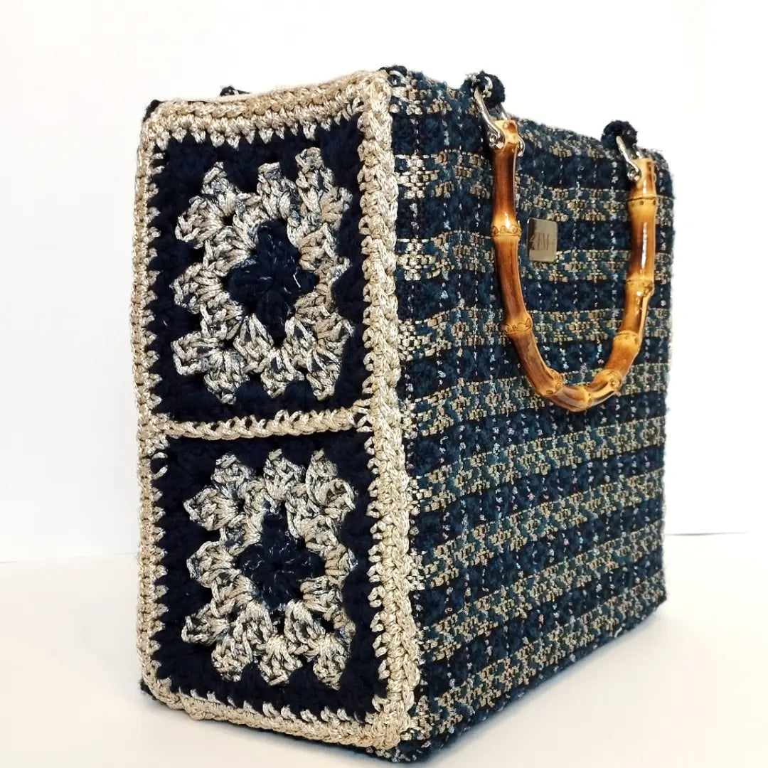 Borsa uncinetto a bauletto Aurora blu fianchi