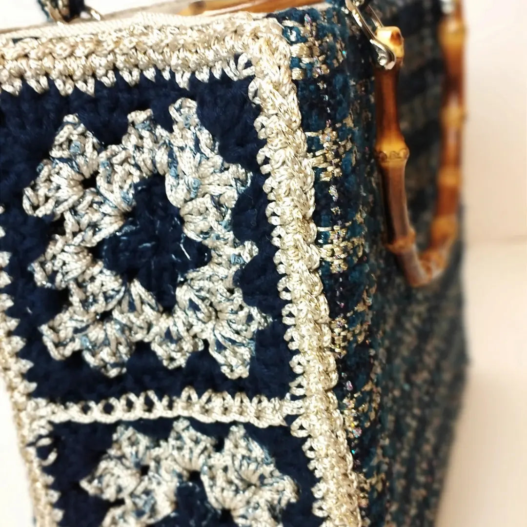 Borsa uncinetto a bauletto Aurora blu dettaglio