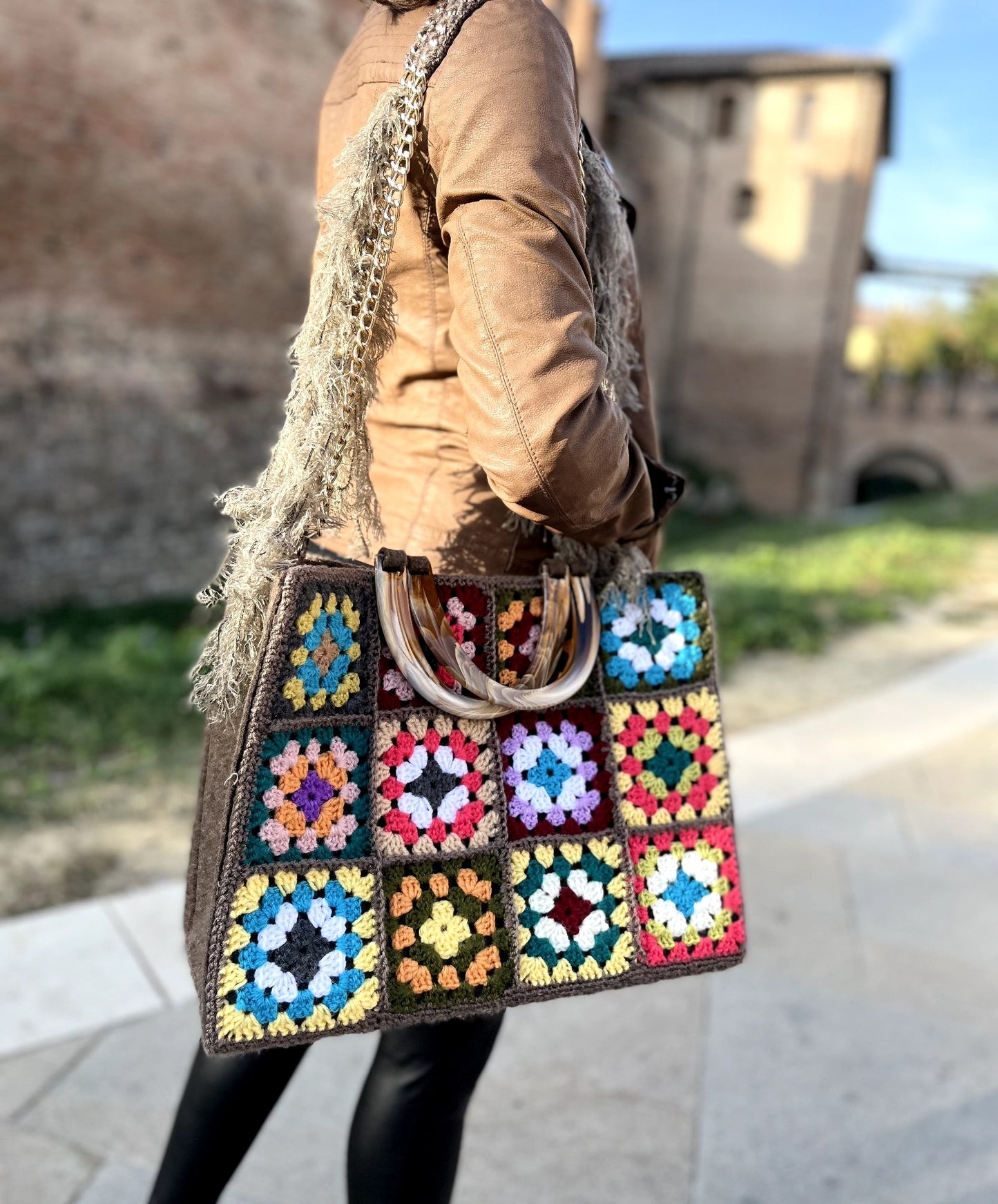 Borsa uncinetto granny Aurora Vintage indossata da modella in uno spazio esterno