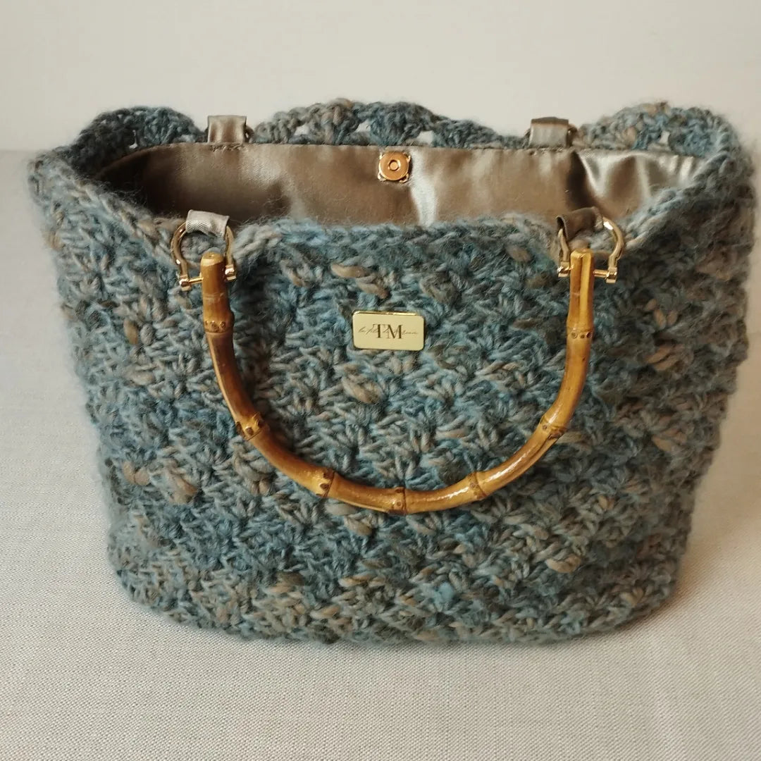 Borsa uncinetto lana manici bamboo Sophia in misto lana beige e azzurro con manici in bamboo