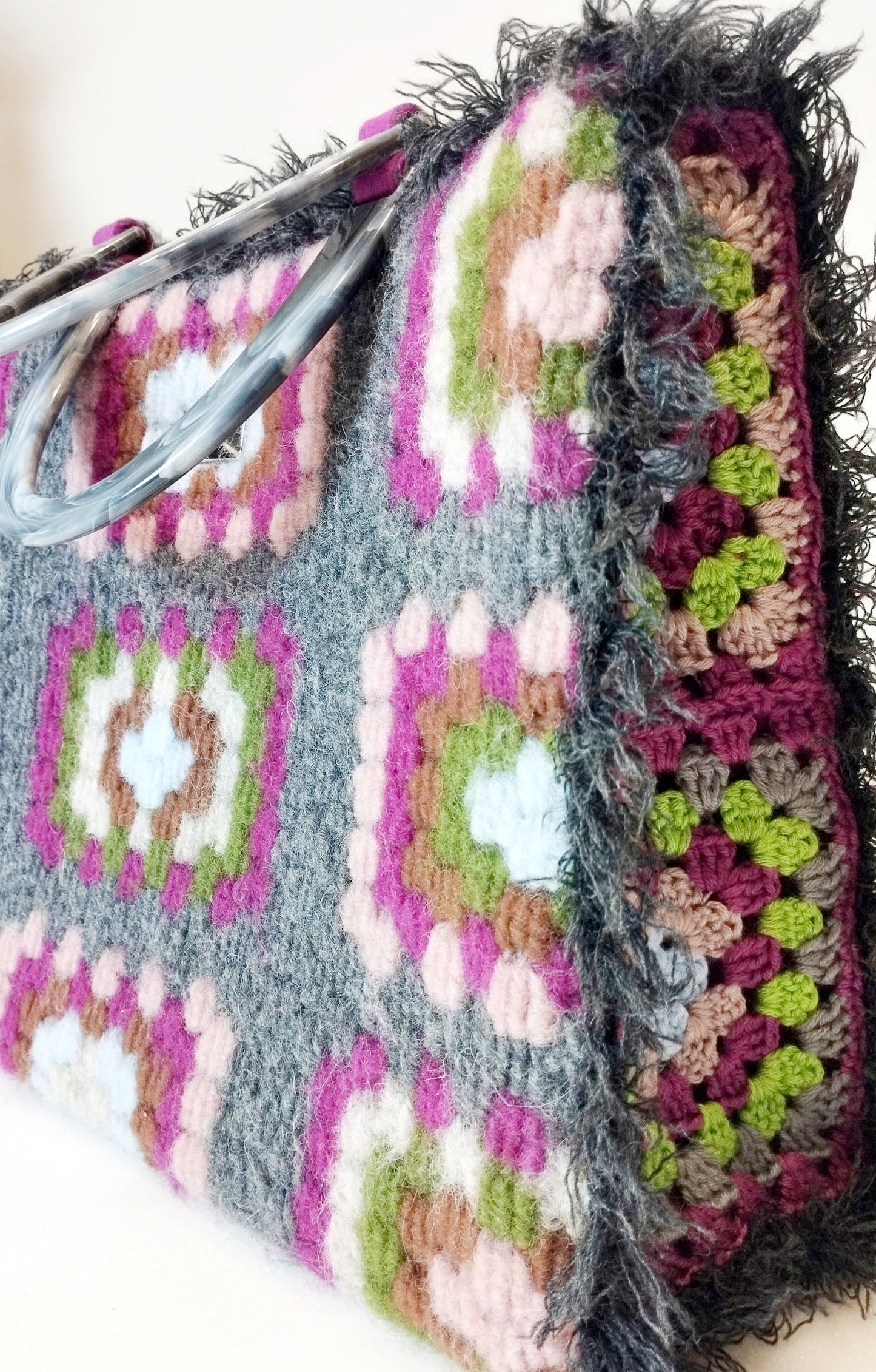Borsa uncinetto lana e feltro Aurora fucsia visione laterale