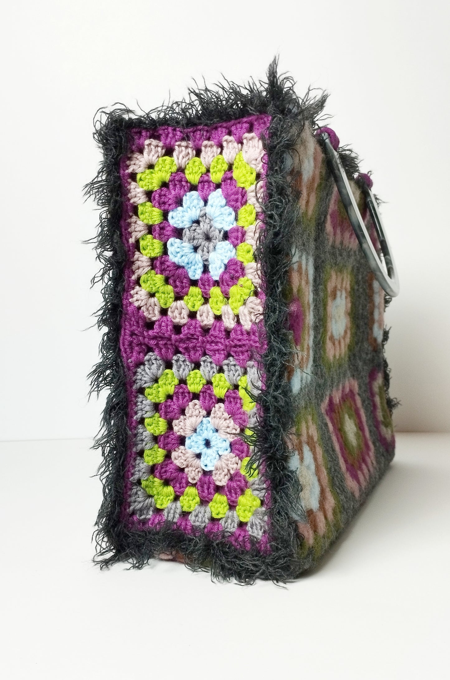 Borsa uncinetto lana e feltro Aurora fucsia dettaglio del fianco lavorato ad uncinetto