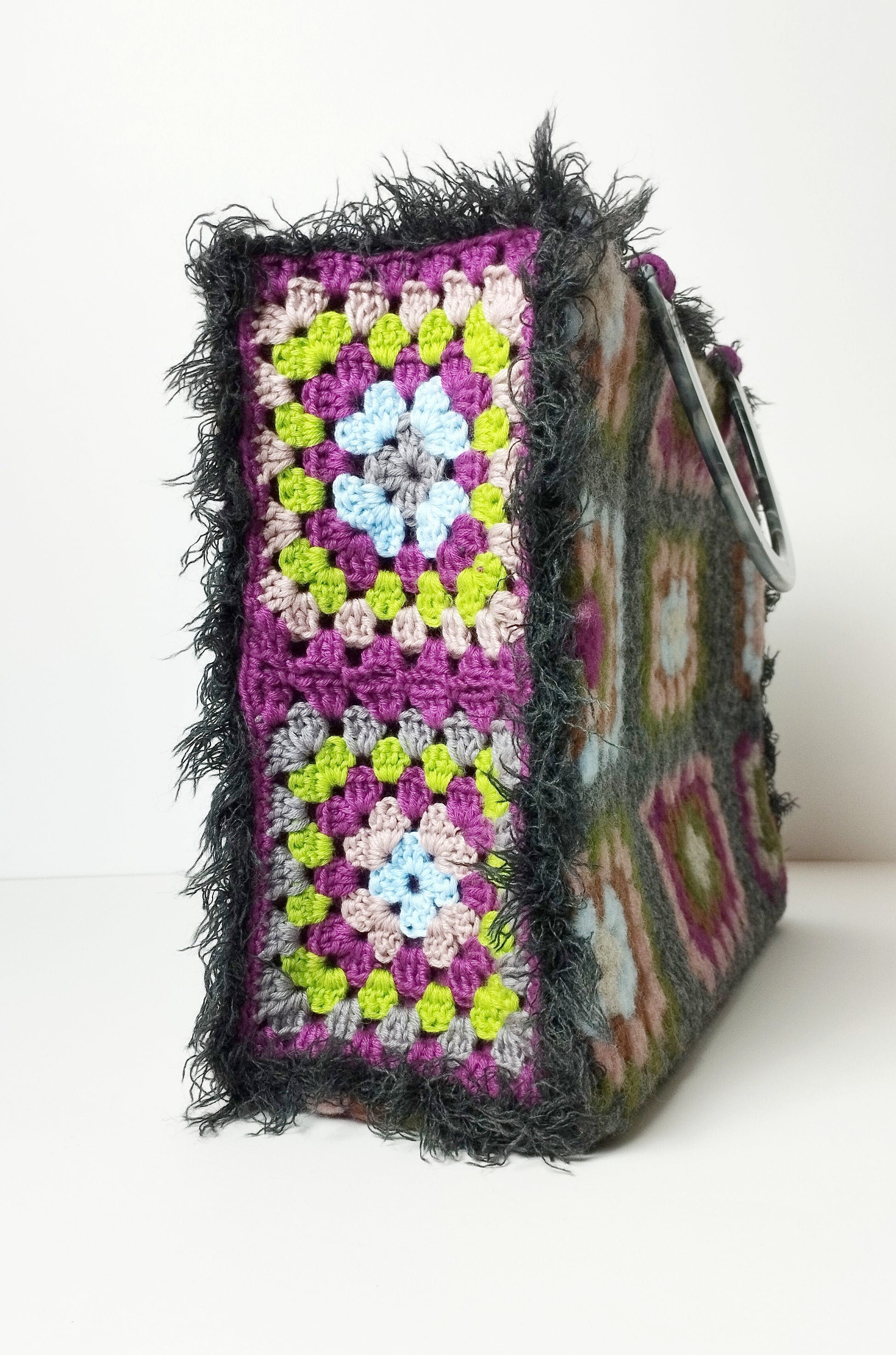 Borsa uncinetto lana e feltro Aurora fucsia dettaglio del fianco lavorato ad uncinetto