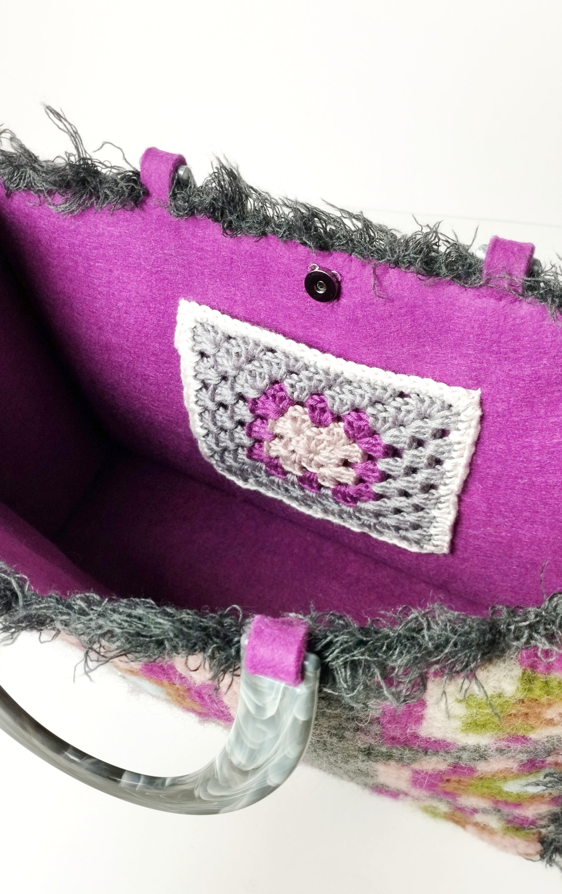 Borsa uncinetto lana e feltro Aurora fucsia visione della parte interna con tasca lavorata ad uncinetto