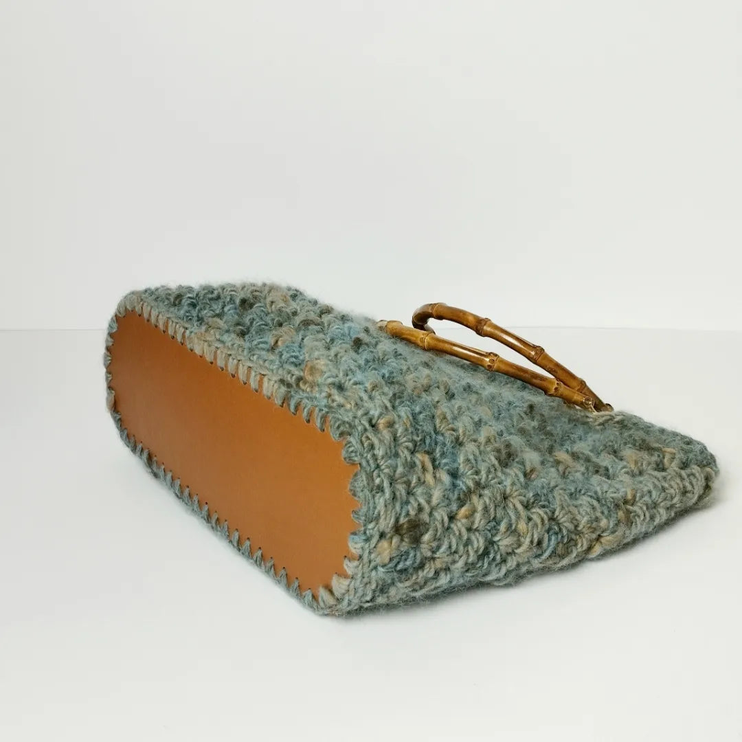 Borsa uncinetto lana manici bamboo vista sul fondo, realizzata a mano in misto lana color beige e azzurro.