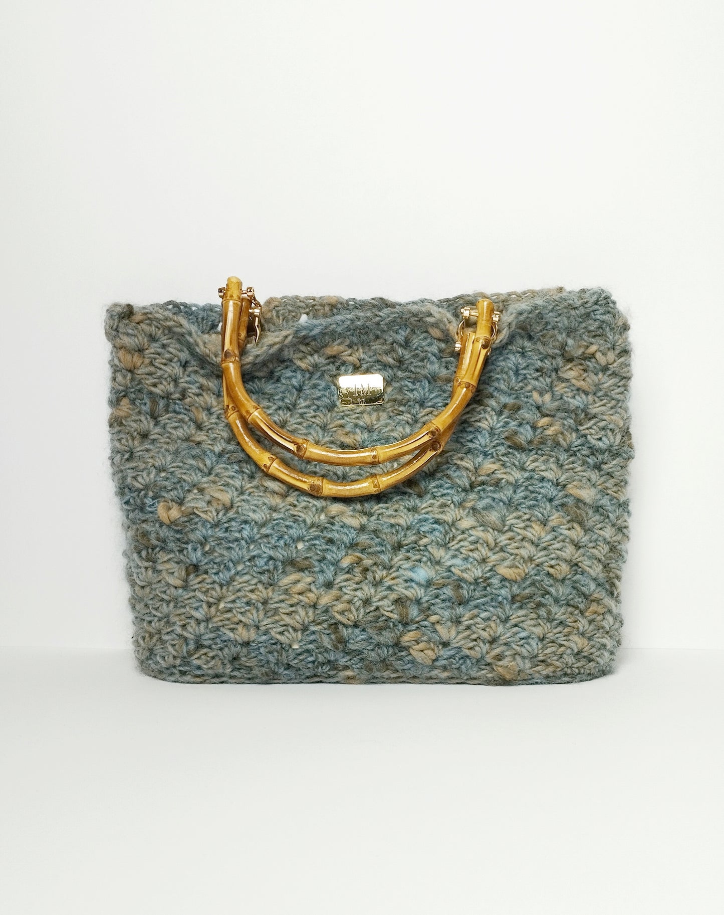 Borsa uncinetto lana manici bamboo Sophia in misto lana beige e azzurro polvere con manici in bamboo.