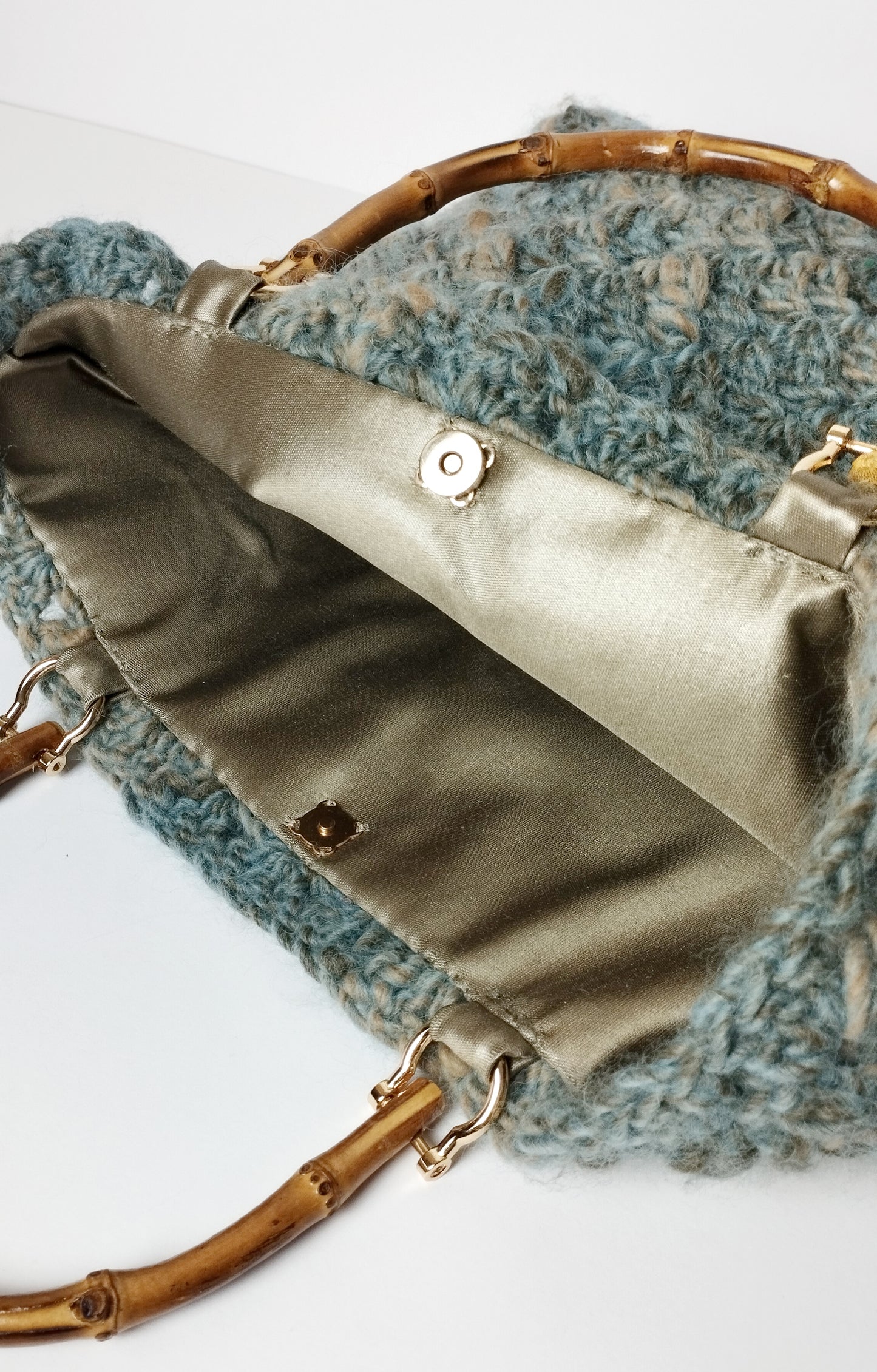 Interno della Borsa uncinetto lana manici bamboo Sophia, mostra il rivestimento in satin e la struttura in uncinetto.