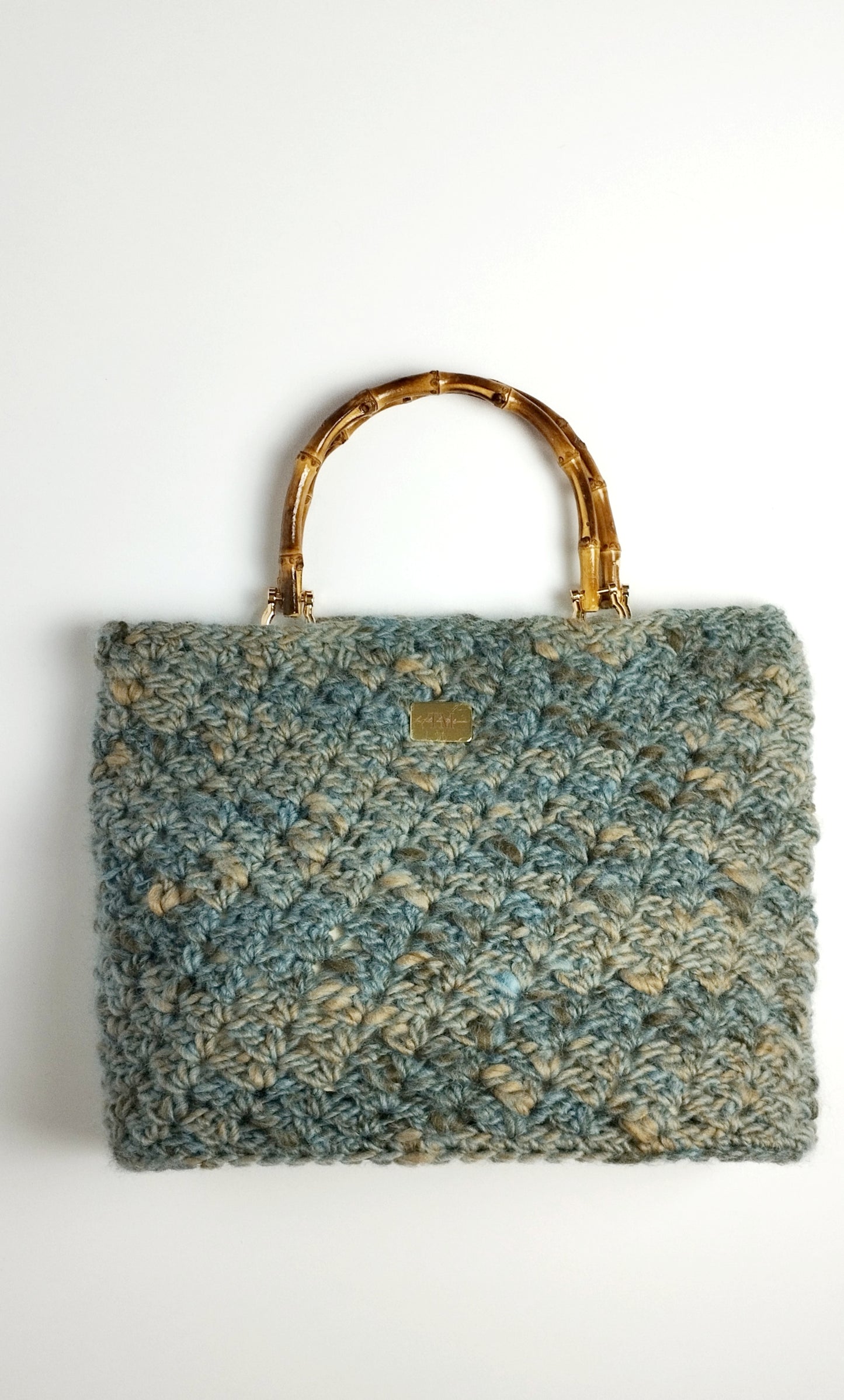Borsa uncinetto lana manici bamboo Sophia in misto lana beige e azzurro polvere, con manici in bamboo.