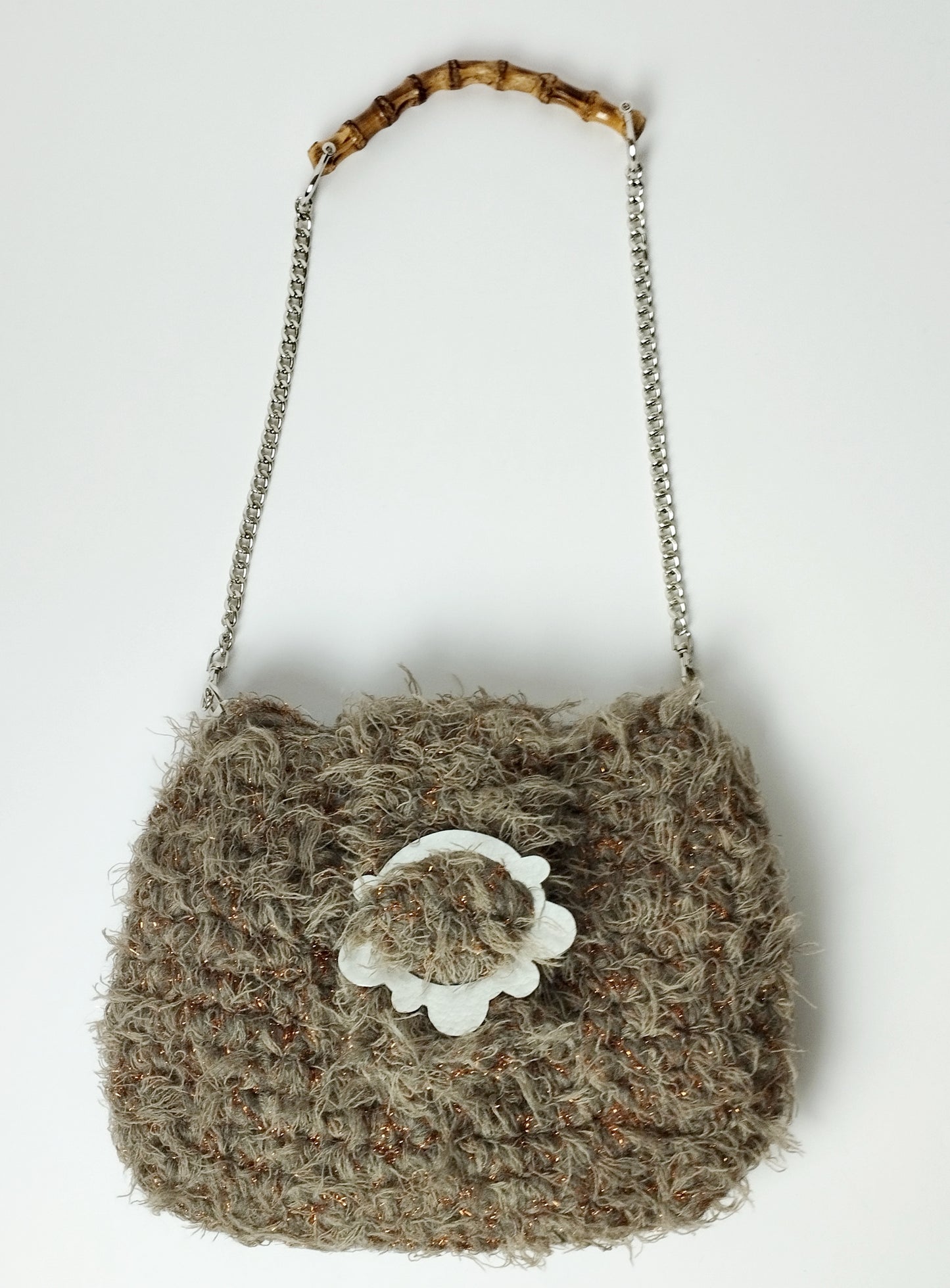 Borsa uncinetto in pelo e lurex grande Amira con manico in metallo e bamboo