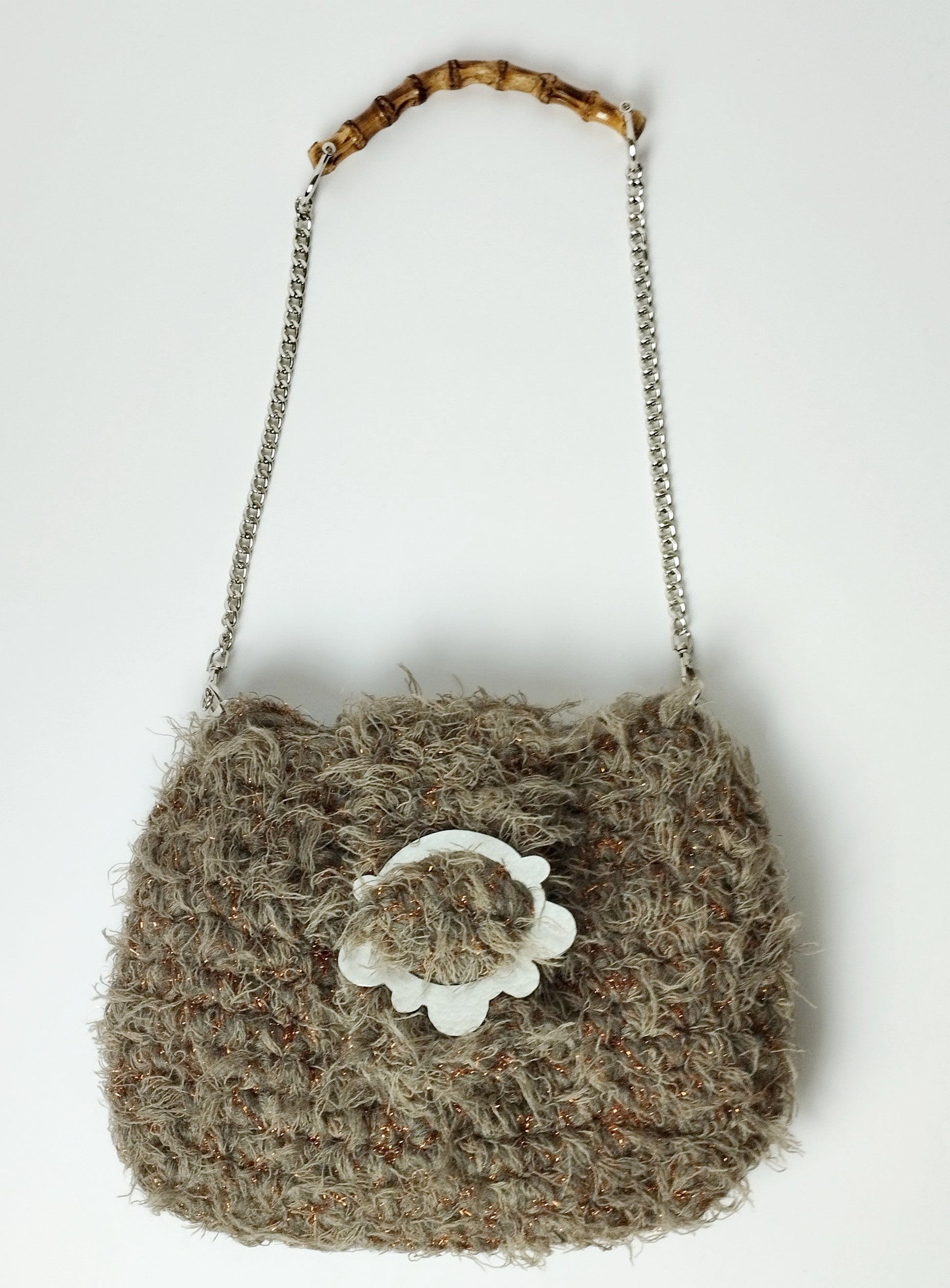 Borsa uncinetto in pelo e lurex grande Amira con manico in metallo e bamboo