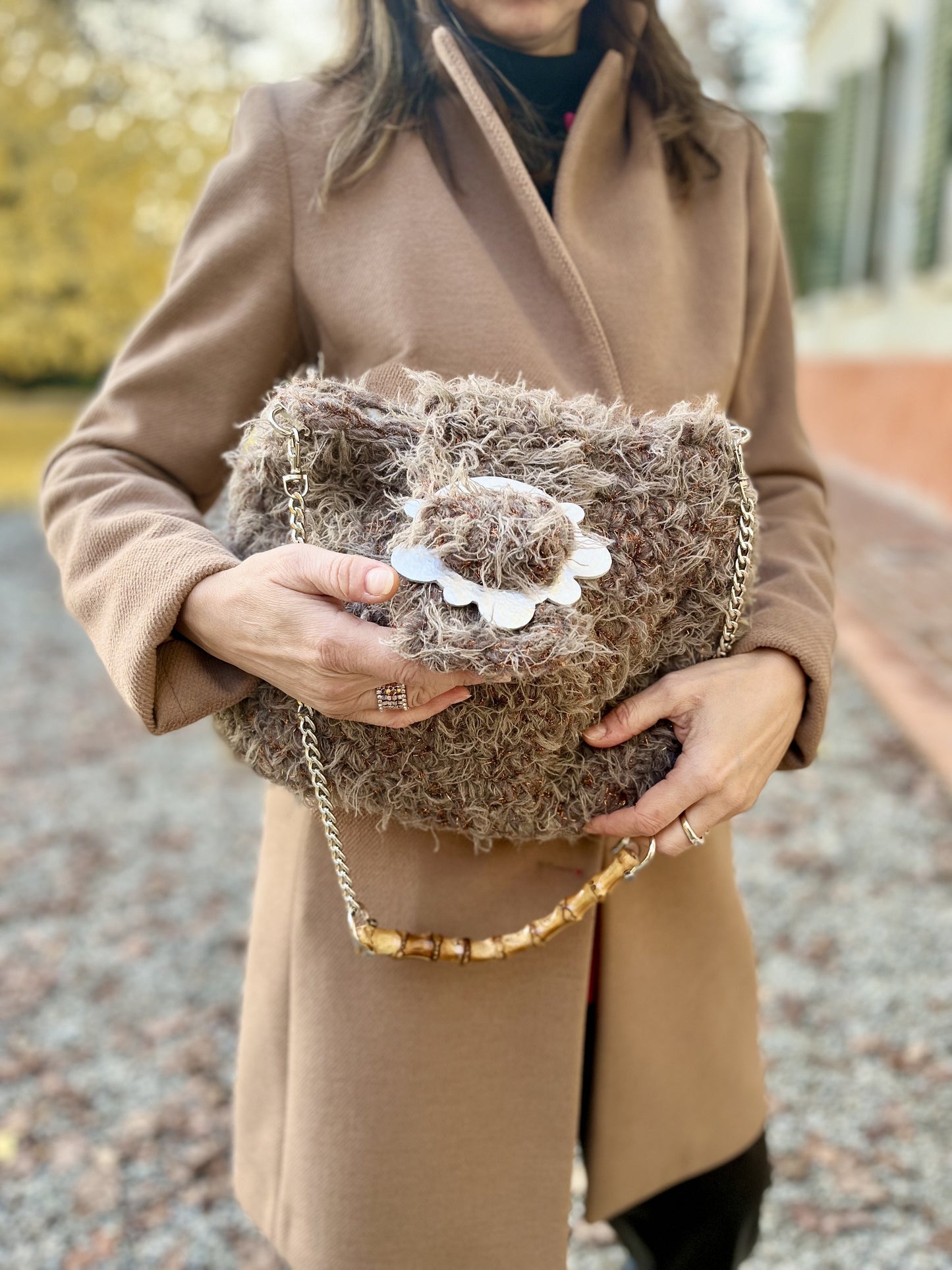 Borsa uncinetto in pelo e lurex grande Amira indossata da modella in ambiente esterno